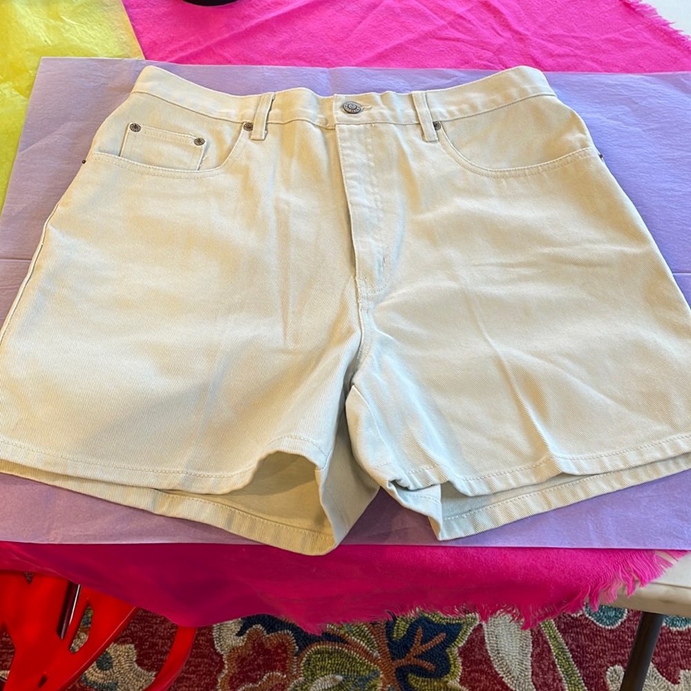 Halston Jeanwear shorts size 12, tan colored with pockets. 100% cotton